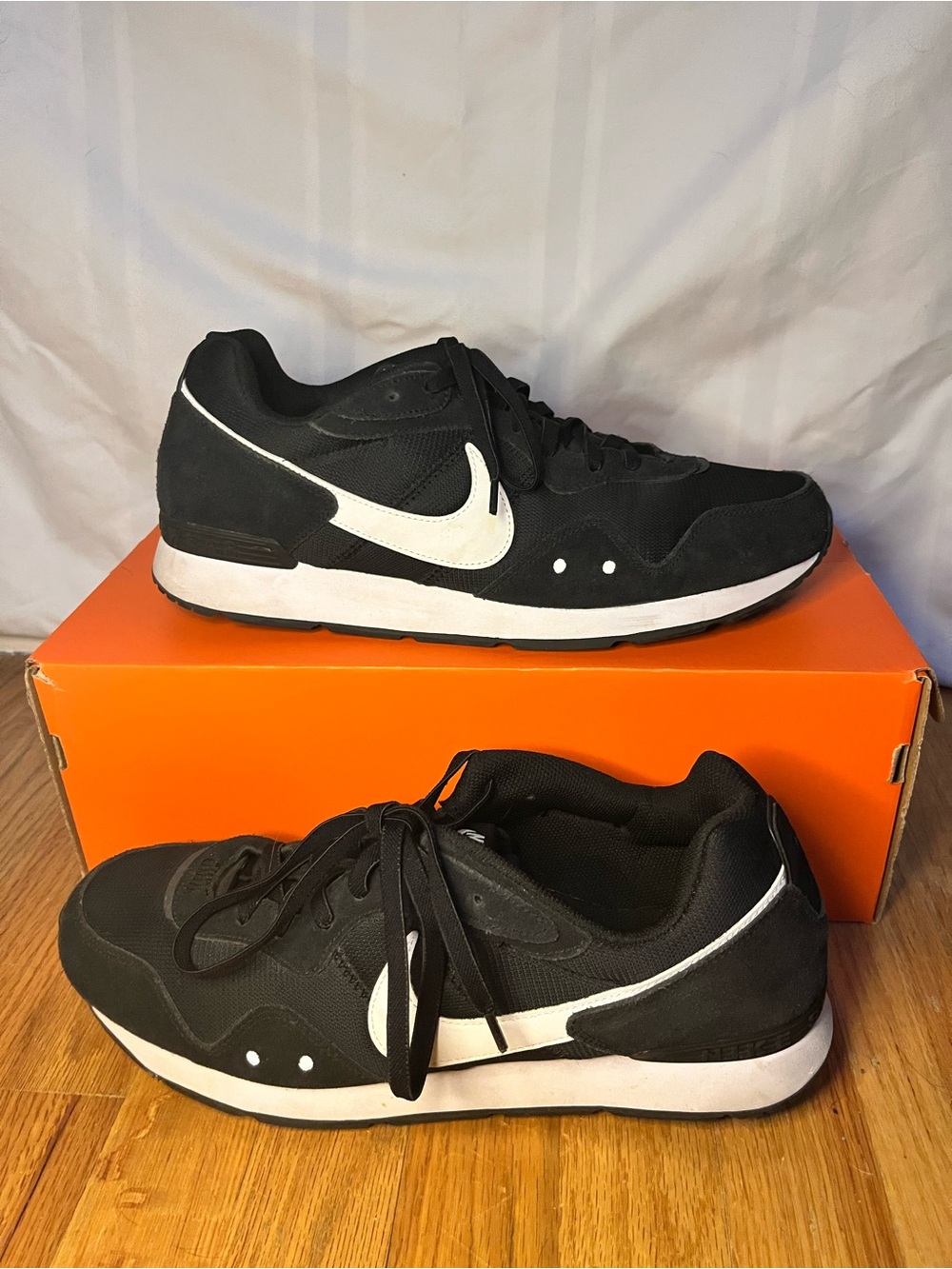 Nike Men's Black & White Casual Sneakers